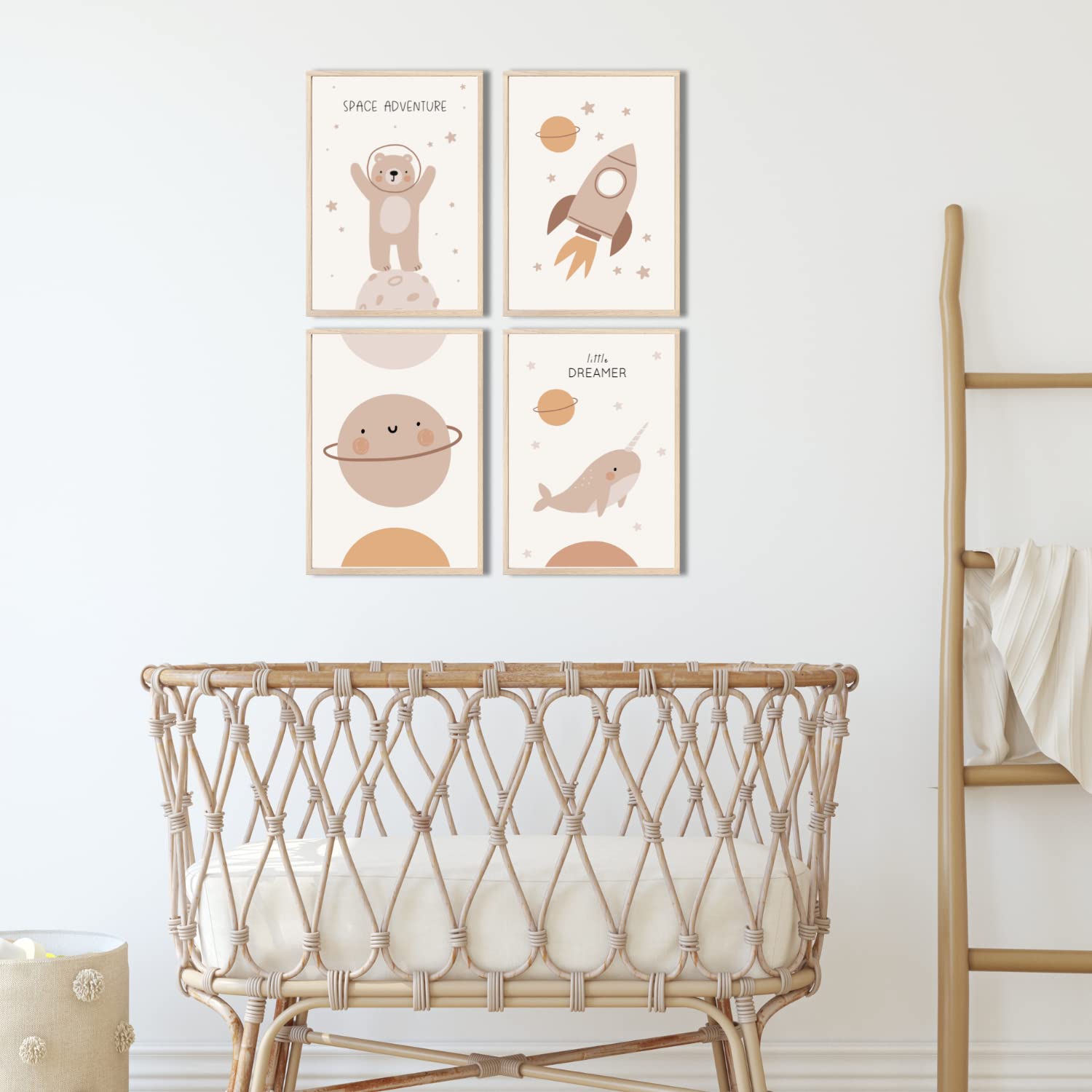 Kinderzimmerposter_Süße_rAstronaut_Bär_Weltall_beige_A4