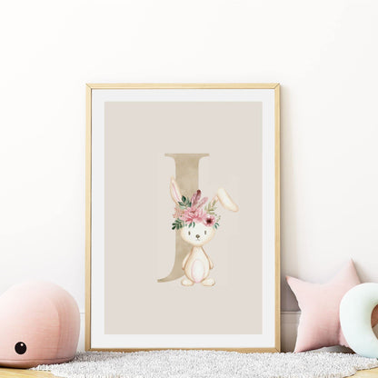 Kinderzimmerposter_Anfangsbuchstabe_beige_Hase_boho_J