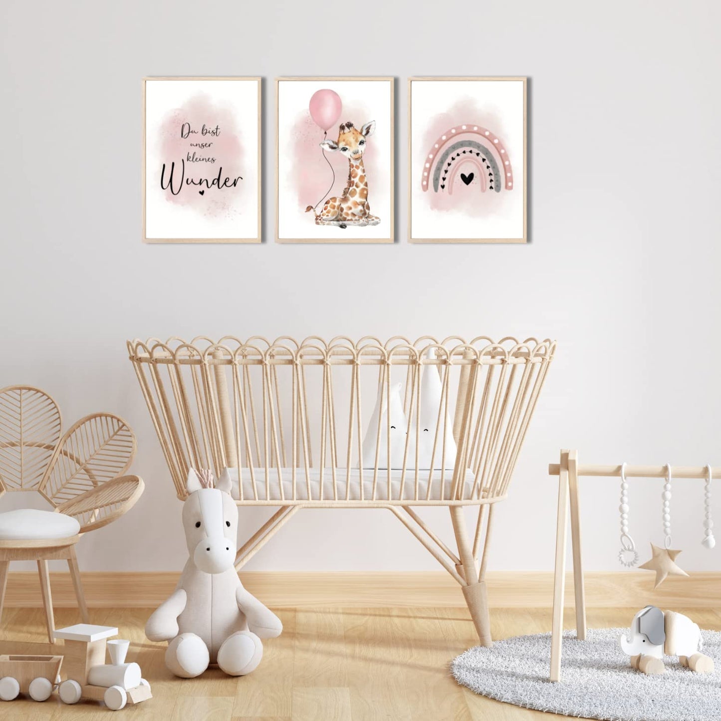 Kinderzimmerposter_Giraffe_Luftballon_Regenbogen_Spruch_rosa