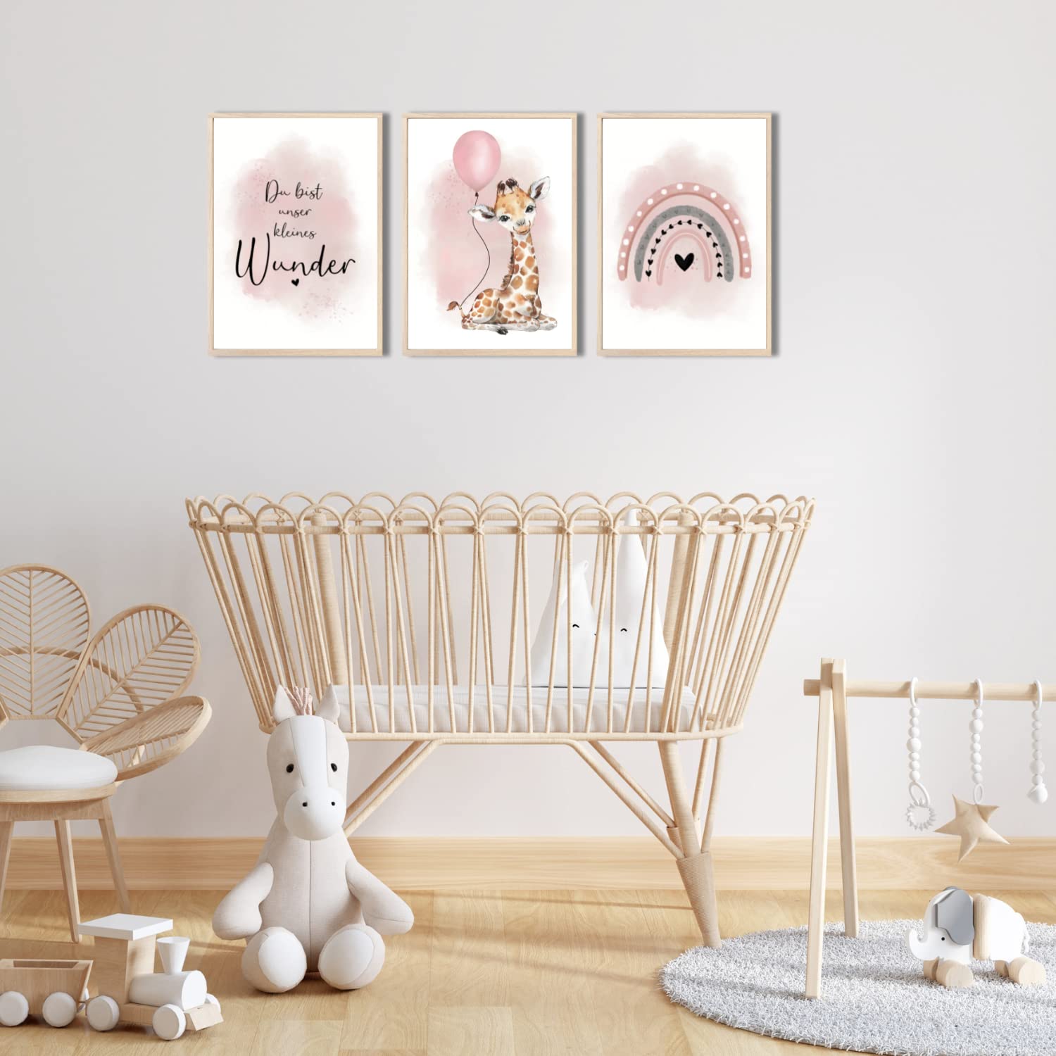 Kinderzimmerposter_Giraffe_Luftballon_Regenbogen_Spruch_rosa