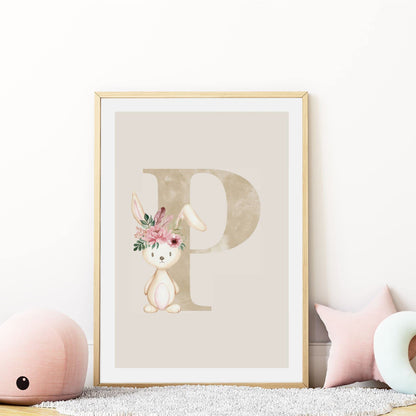 Kinderzimmerposter_Anfangsbuchstabe_beige_Hase_boho_P