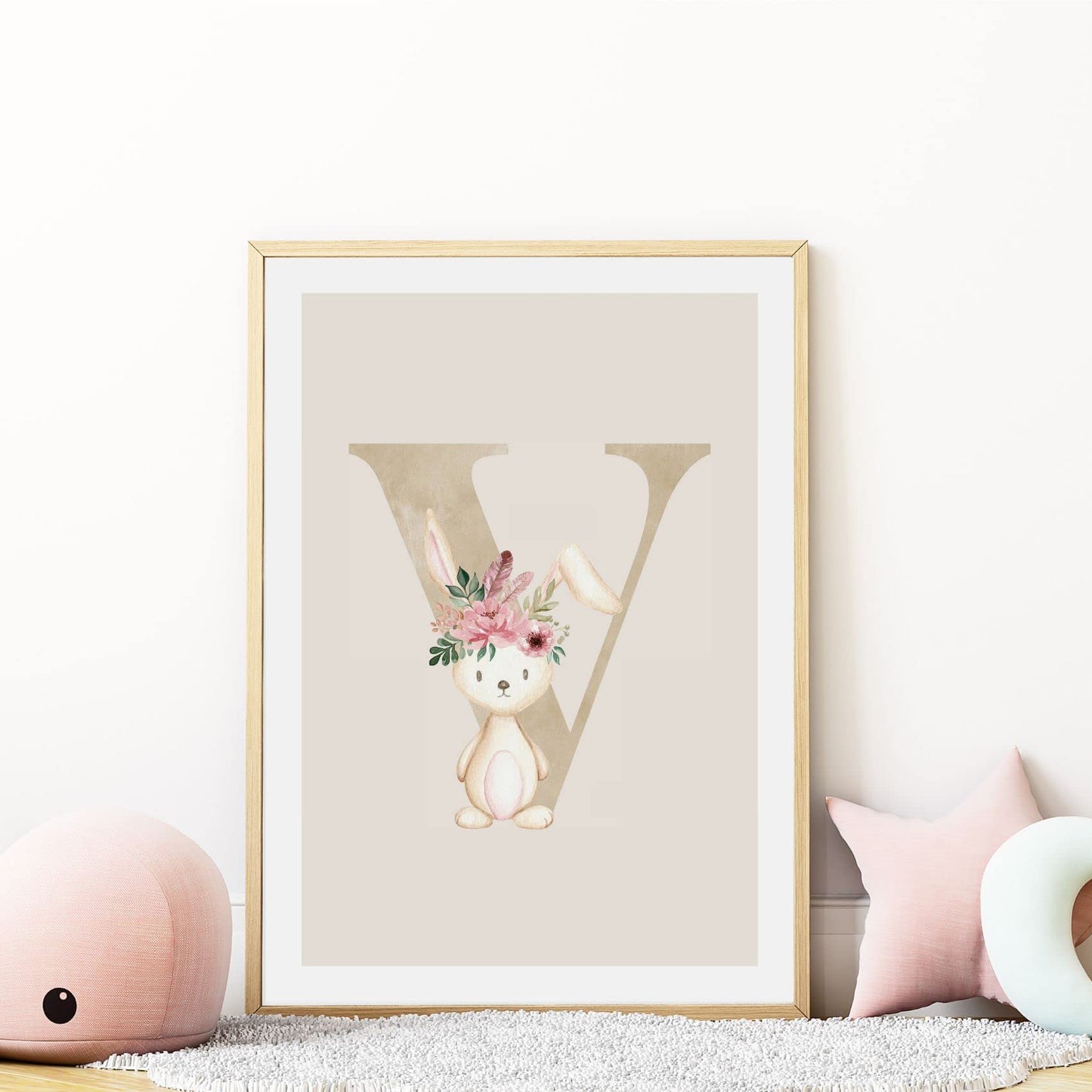 Kinderzimmerposter_Anfangsbuchstabe_beige_Hase_boho_V