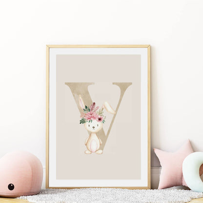 Kinderzimmerposter_Anfangsbuchstabe_beige_Hase_boho_V