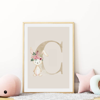 Kinderzimmerposter_Anfangsbuchstabe_beige_Hase_boho_C