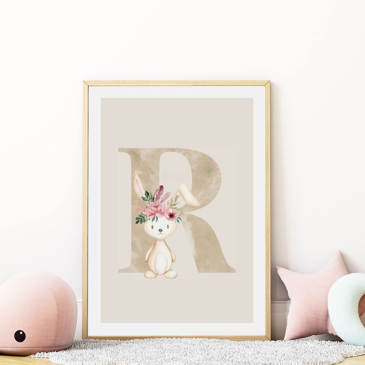 Kinderzimmerposter_Anfangsbuchstabe_beige_Hase_boho_R