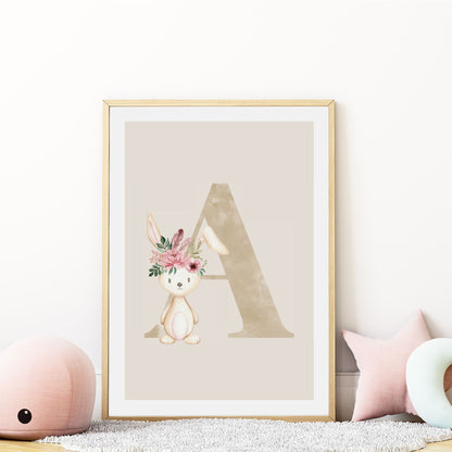 Kinderzimmerposter_Anfangsbuchstabe_beige_Hase_boho_A